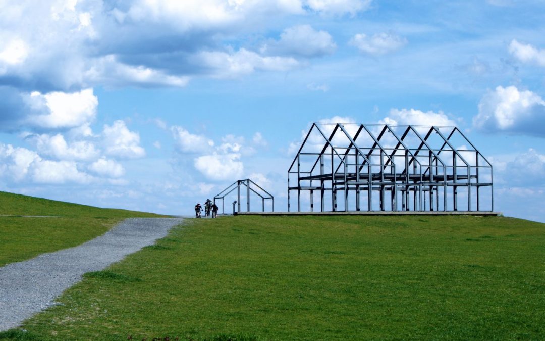 Halde Norddeutschland mit Hallenhaus und Himmelstreppe