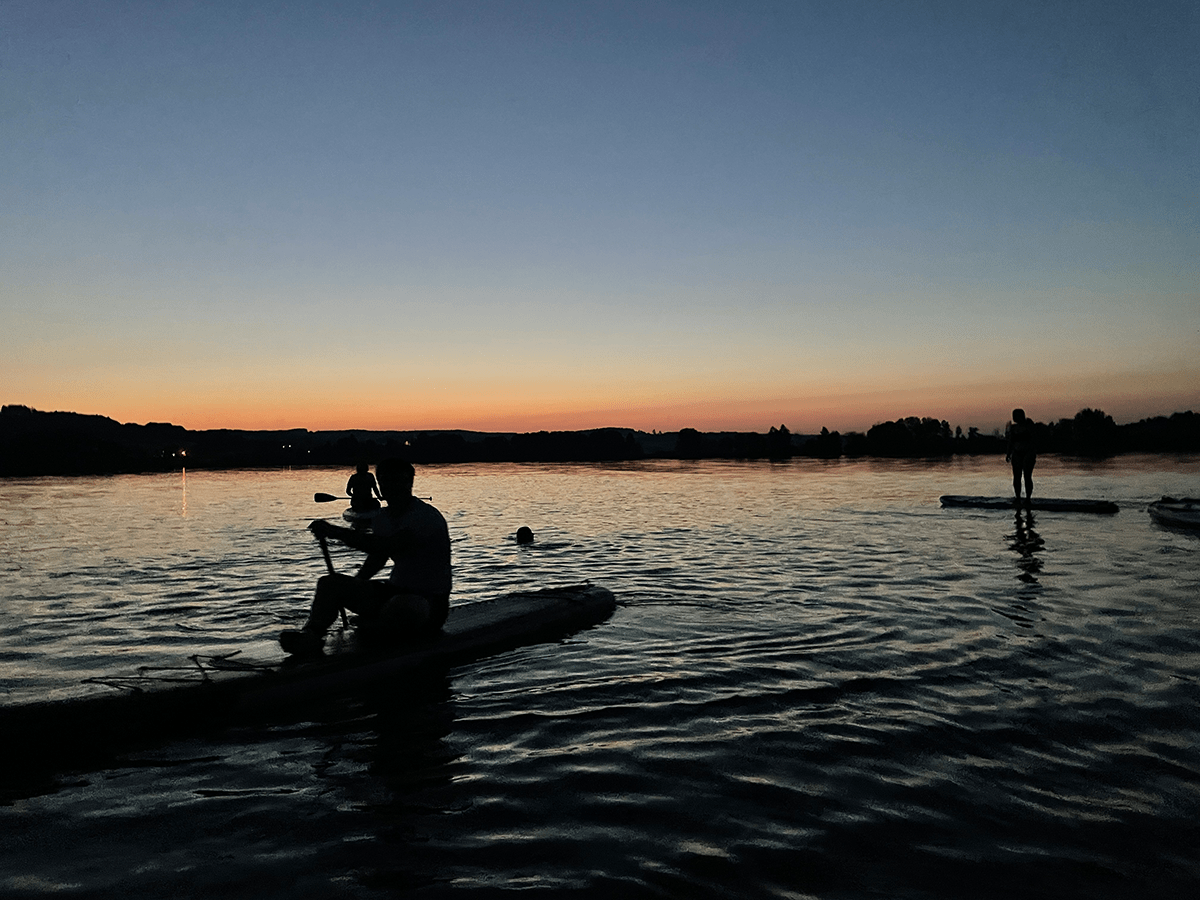 Wunderschöner Sonnenuntergang mit Bergpanorama